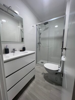 Secadora de cabello, bidet, toallas, jabón 