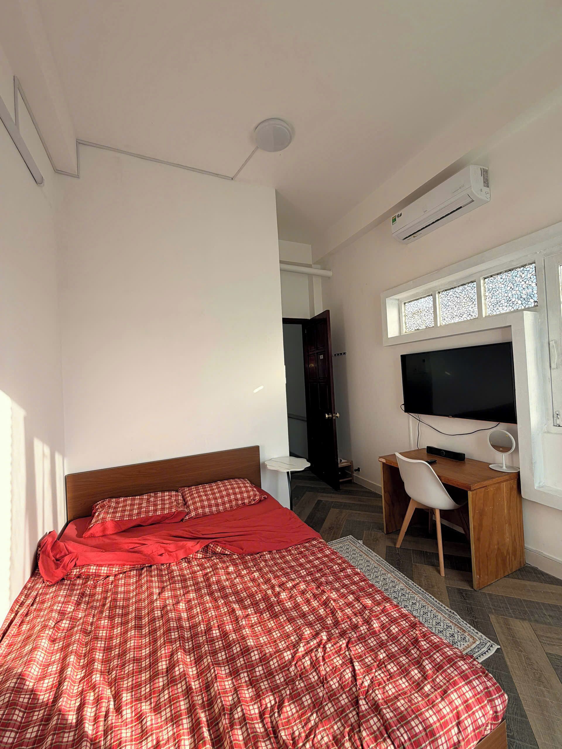 Tabla de planchar con plancha, wifi y ropa de cama 