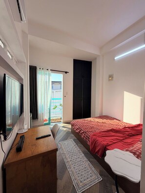 Iron/ironing board, WiFi, bed sheets