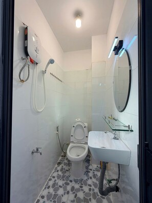 Shower, hair dryer, bidet, towels