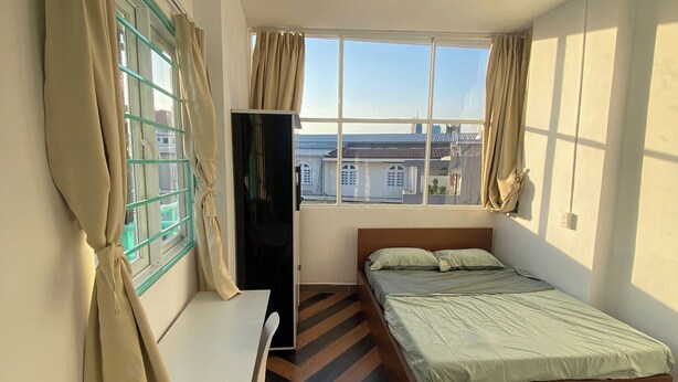 Ein Schlafzimmer mit Bett, Schreibtisch und Fernseher.