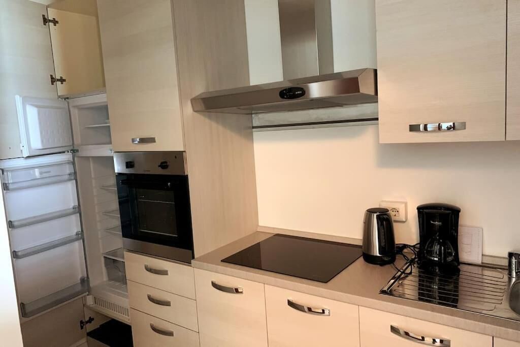 Kühlschrank, Mikrowelle, Herdplatte, Wasserkocher mit Kaffee-/Teezubehör
