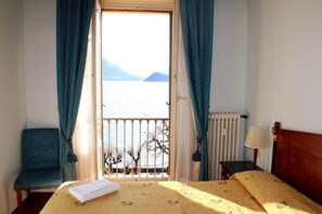 2 bedrooms, desk, iron/ironing board, travel crib - Your lakefront window in Menaggio center (Menaggio)