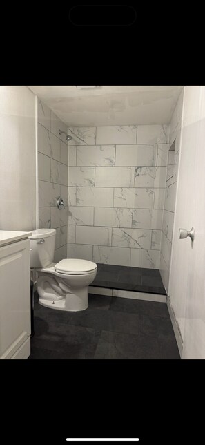 Dusj, hårføner, håndklær og såpe