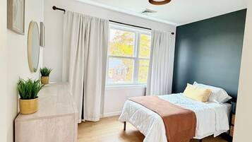 Tabla de planchar con plancha, wifi, ropa de cama