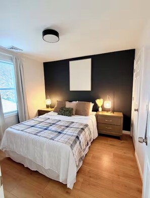 Tabla de planchar con plancha, wifi y ropa de cama