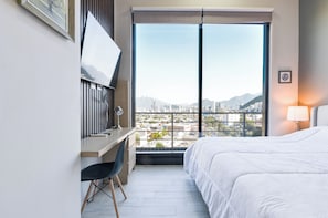 Suite City, vista città | Ferro/asse da stiro, Wi-Fi gratuito, lenzuola