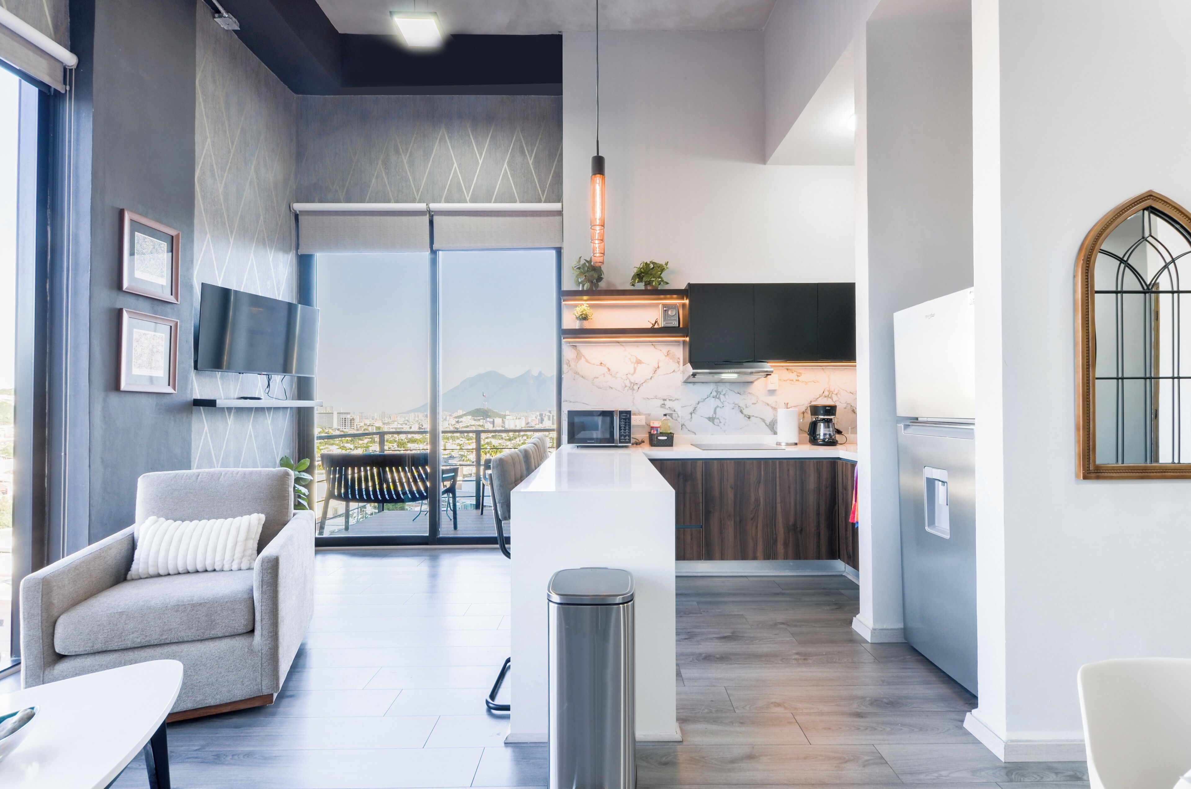 Phòng Suite trung tâm thành phố, quang cảnh thành phố | Khu phòng khách | Smart TV 48-inch có truyền hình kỹ thuật số, dịch vụ stream 