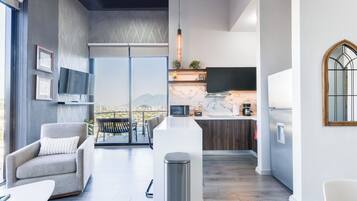 Phòng Suite trung tâm thành phố, quang cảnh thành phố | Khu phòng khách | Smart TV 48-inch có truyền hình kỹ thuật số, dịch vụ stream