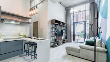 Phòng Suite Premier, quang cảnh thành phố | Khu phòng khách | Smart TV 48-inch có truyền hình kỹ thuật số, dịch vụ stream