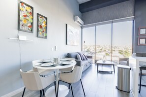 Suite City, vista città | Sala da pranzo