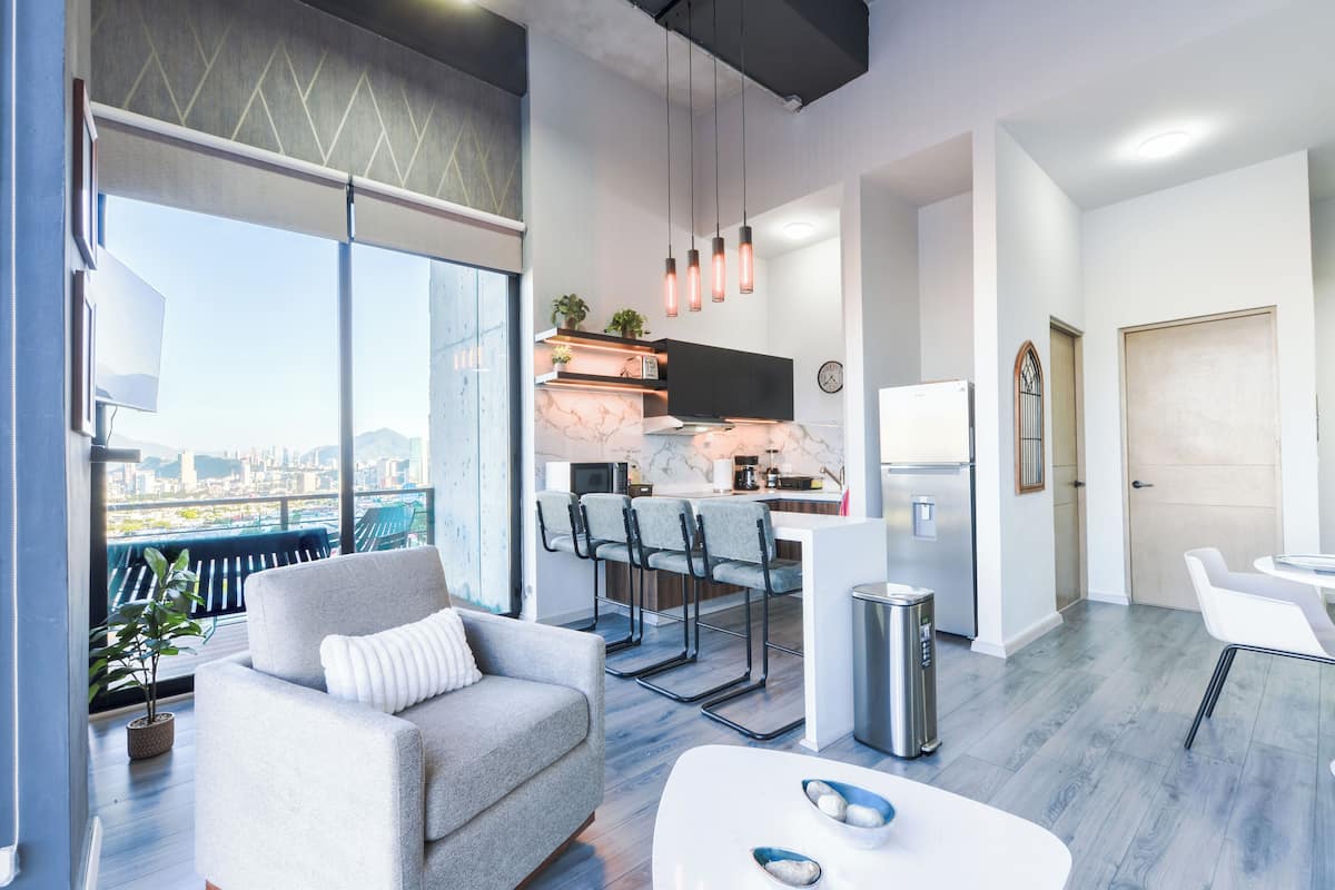 都會套房, 城市景 | 客廳 | 48 吋智能電視連數碼電視頻道、串流服務