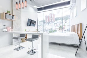 Family Studio, City View | Iron/ironing board, free WiFi, bed sheets - Magnus (Monterrey)