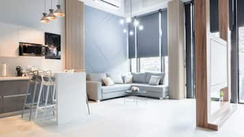 Suite estudio Grand, vista a la ciudad | Tabla de planchar con plancha, wifi gratis y ropa de cama
