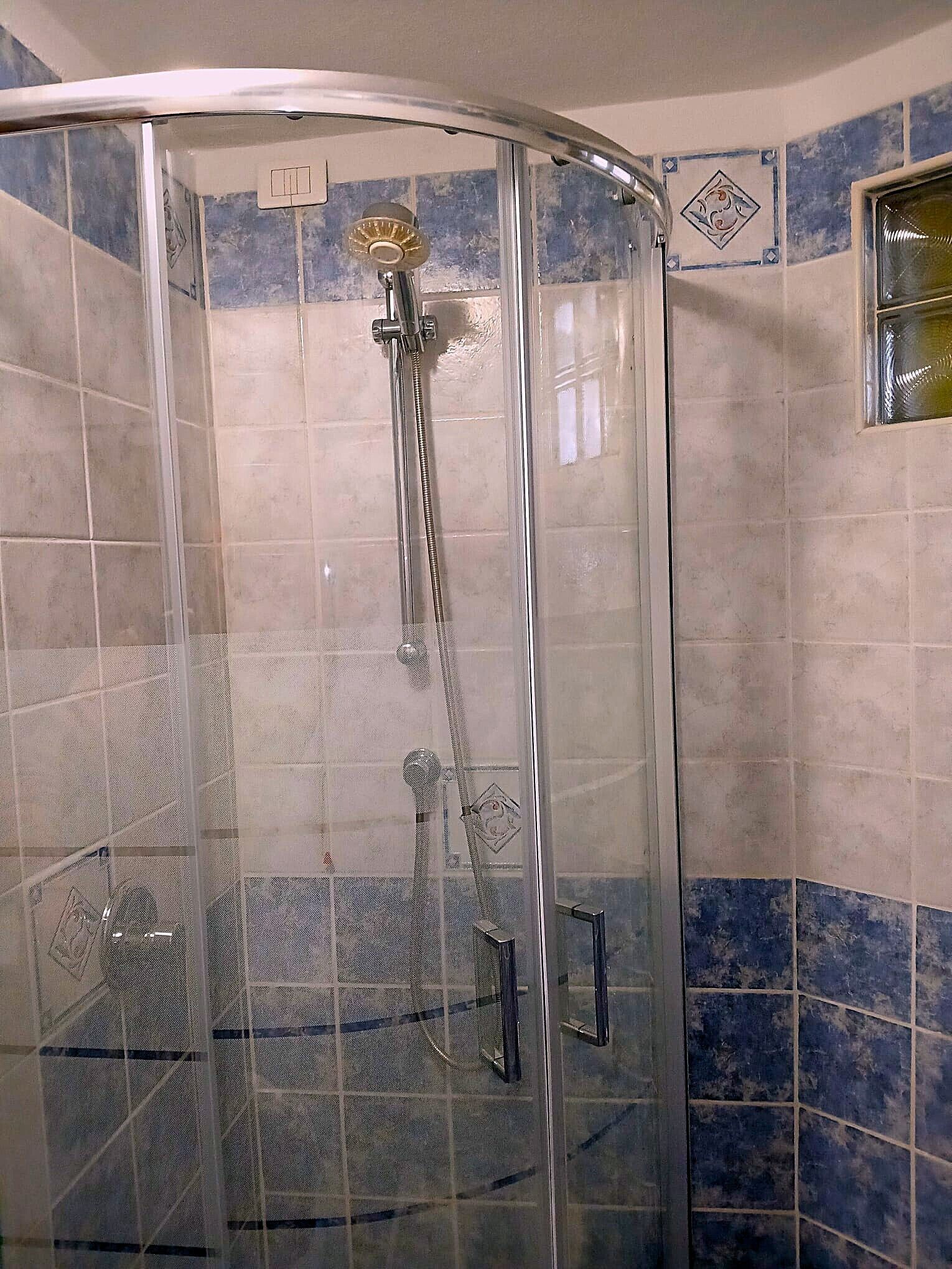 Dusj, bidé, håndklær og såpe