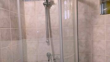 Dusj, bidé, håndklær og såpe