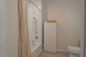 Dusche, Handtücher, Seife, Toilettenpapier