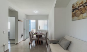 Apartamento básico | Zona de estar | Smart TV de 32 pulgadas con canales digitales