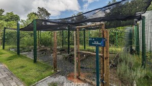 A fenced enclosure with a sign reading 'Ho ta Comunitaria.' - Apt in Condo w/ Pool in Porto Seguro Tmr0104 (Porto Seguro)