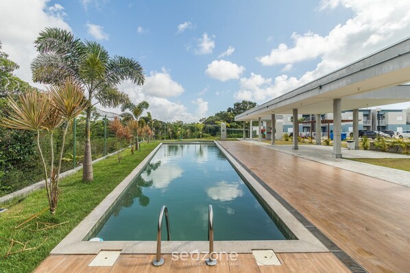 Apartamento básico | Piscina | Una piscina al aire libre