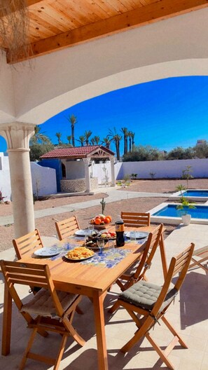Outdoor dining - Vrbo Property (arkou)