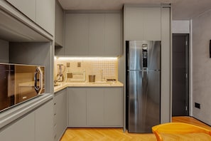 Kühlschrank, Mikrowelle, Kochgeschirr/Geschirr/Besteck