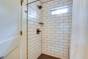 Shower, towels, soap, toilet paper - Charming Lakeside 2-bedroom house in beautiful Eagle Rock (Eagle Rock)