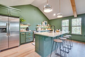 Frigorífico, microondas, horno y placa de cocina