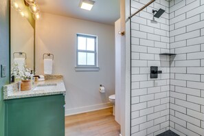 Shower, towels, soap, toilet paper - Charming Lakeside 2-bedroom house in beautiful Eagle Rock (Eagle Rock)