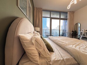 Iron/ironing board, Internet, bed sheets - Luxury 1BHK Downtown Apt w/Pool,Gym,Fast WiFi & 8-min Walk to Burj Khalifa (Dubai)