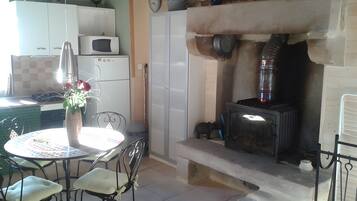 Jääkaappi, mikroaaltouuni, uuni, liesi