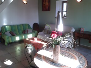 Fernseher, Kamin, DVD-Player, Stereoanlage