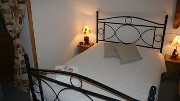 Iron/ironing board, WiFi, bed sheets