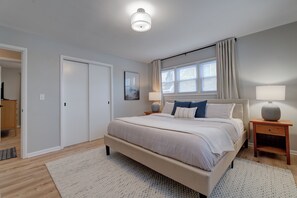 Tabla de planchar con plancha, wifi y ropa de cama 