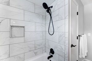 Ducha, secador de pelo, toallas, jabón