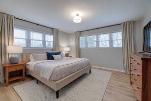 Iron/ironing board, WiFi, bed sheets - Remodeled Home w/ Garage, Workspace & Fenced Yard (Racine)