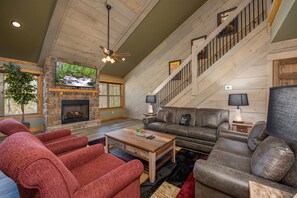 샬레, 침대(여러 개), 온수 욕조 (Mountain High) | 거실 공간