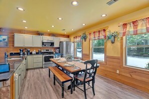 Chalet, Multiple Beds, Pool Access, Mountain View (Splash Mountain Lodge) | Private kitchen - Splash Mountain Lodge (Gatlinburg)