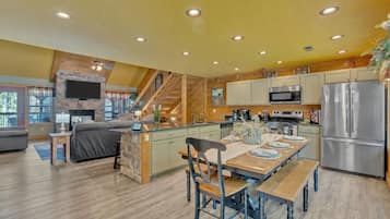 Chalet, Multiple Beds, Pool Access, Mountain View (Splash Mountain Lodge) | Interior