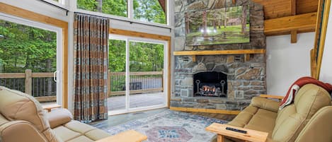 Chalet, Mehrere Betten, Whirlpool, Bergblick | Wohnbereich