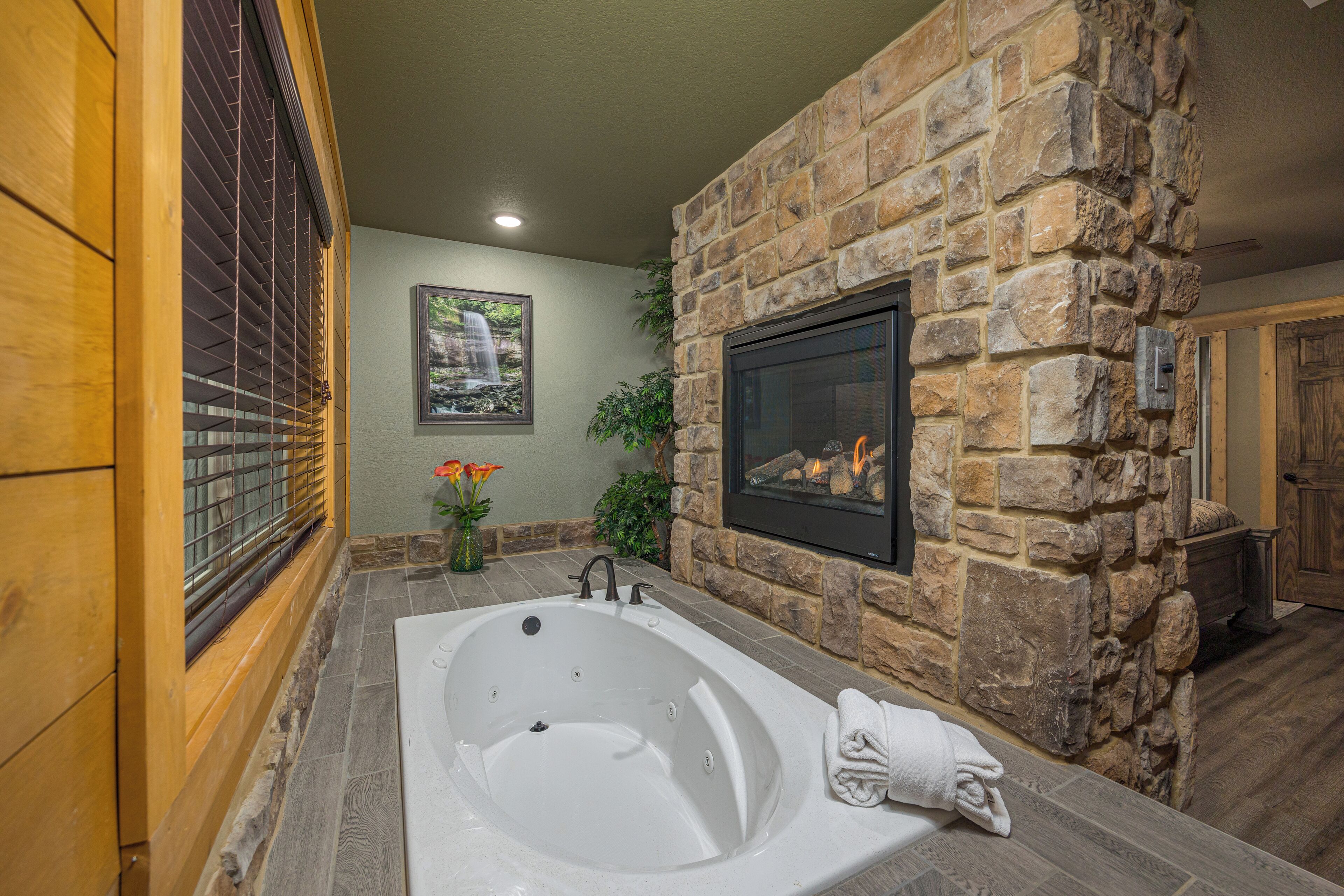 Room, Multiple Beds, Hot Tub, Mountain View (A Majestic Hilltop) | Bathroom | Towels