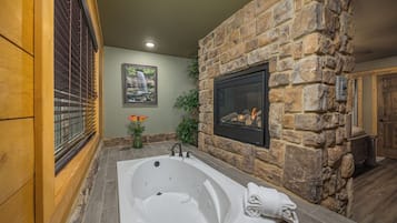 Room, Multiple Beds, Hot Tub, Mountain View (A Majestic Hilltop) | Bathroom | Towels