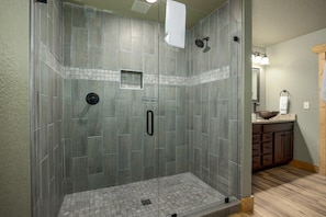 Chalet, Multiple Beds, Pool Access, Mountain View (Harmony Peak) | Bathroom - Harmony Peak (Gatlinburg)