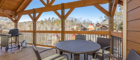 Chalet, varias camas, acceso a la alberca, vista a la montaña (Wet and Wild) | Vista desde la habitación
