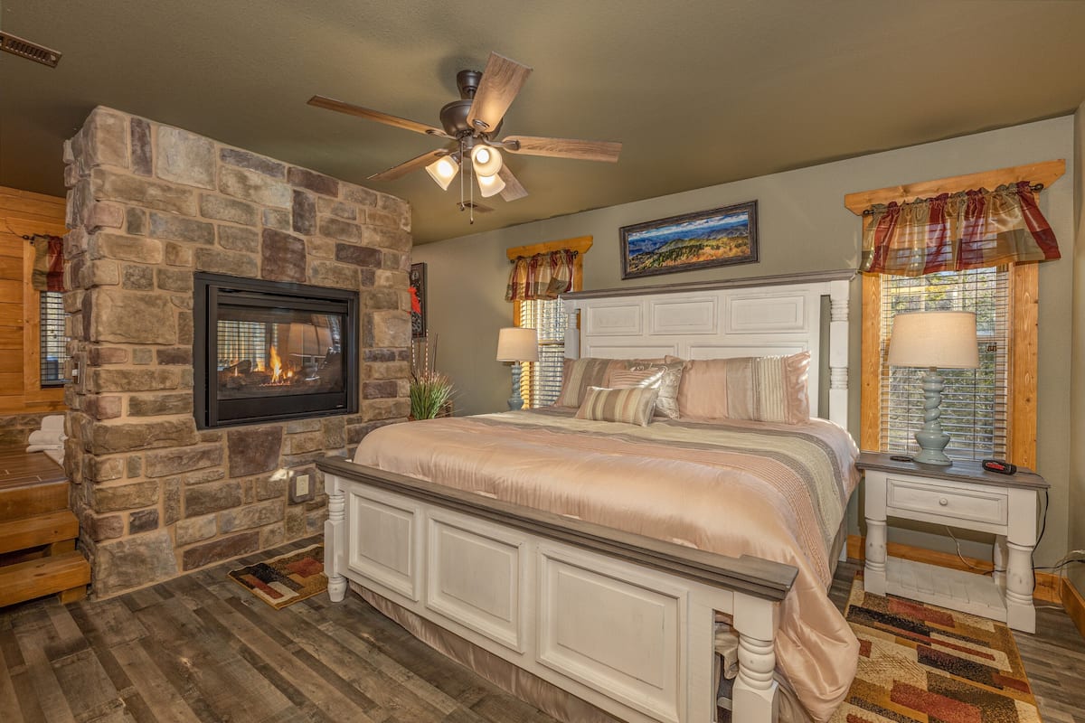 Chalet, Multiple Beds, Hot Tub (BearVue Point) | 3 bedrooms, individually decorated, individually furnished, bed sheets