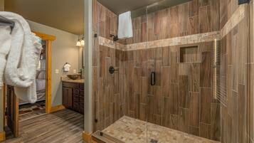 Chalet, Multiple Beds, Hot Tub (BearVue Point) | Bathroom | Towels
