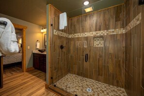 Chalet, plusieurs lits, accès piscine, vue montagne (Luna Bear Lodge) | Salle de bain | Serviettes fournies