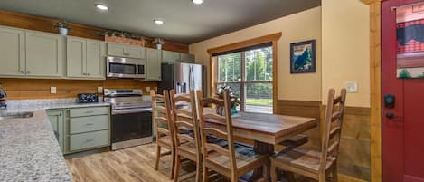 Chalet, useita sänkyjä, poreamme, vuoristonäköala (Running Bear) | 3 makuuhuonetta, yksilöllisesti sisustettu, yksilöllisesti kalustettu