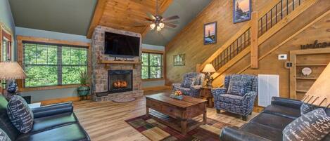 Chalet, Mehrere Betten, Whirlpool, Bergblick (Running Bear) | Wohnbereich