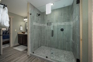 Bathroom - Smoky Pines Chalet (Gatlinburg)